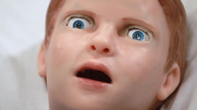 Pediatric Hal, el escalofriante niño-robot que sangra, grita y simula el dolor
