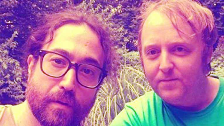 Los hijos de John Lennon y Paul McCartney ponen nostálgico al mundo de la música con esta selfie.