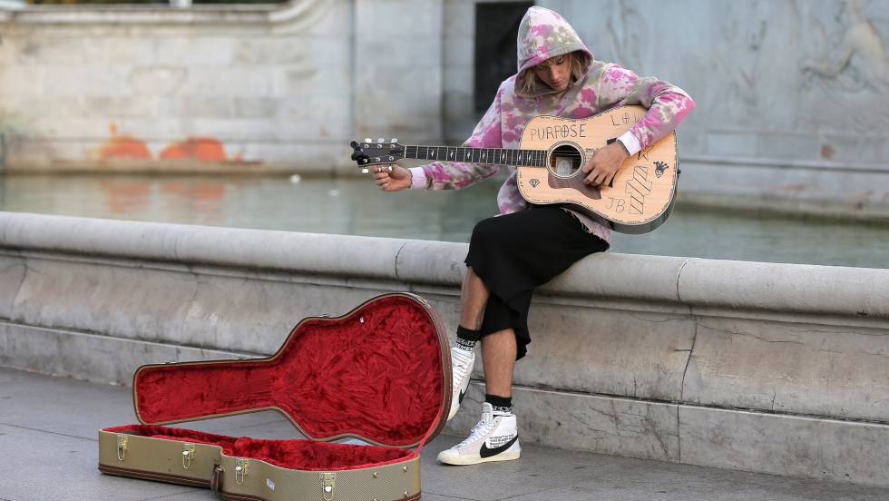 Justin Bieber sorprende a los londinenses tocando como un músico callejero